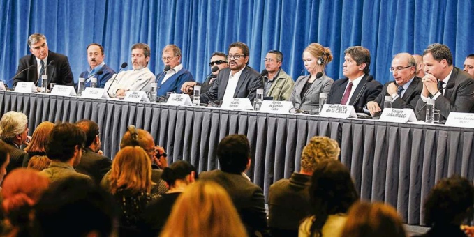 FOTO TOMADA DE: DIARIO ADN - FOTO REUTERS http://www.google.com.co/imgres?q=La+participaci%C3%B3n+de+las+mujeres+en+los+procesos+de+paz+HABANA&hl=es-419&tbo=d&biw=1600&bih=728&tbm=isch&tbnid=mBOe-mGDLn5IFM:&imgrefurl=http://diarioadn.co/actualidad/colombia/inicio-del-proceso-de-paz-en-la-habana-1.32745&docid=ssUHtQiHNhKK5M&imgurl=http://diarioadn.co/polopoly_fs/1.29222.1350692179!/image/image.jpg_gen/derivatives/p2-1d679x340/image.jpg&w=679&h=340&ei=48v1UPiUJ5CB0AHg04DQCQ&zoom=1&iact=hc&vpx=577&vpy=456&dur=3276&hovh=159&hovw=317&tx=150&ty=107&sig=117069315858305302763&page=2&tbnh=133&tbnw=255&start=28&ndsp=36&ved=1t:429,r:52,s:0,i:242